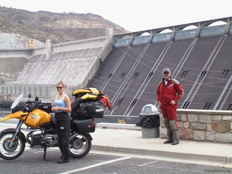25_Spillway_and_one_of_three_powerhouses_at_Grand_Coulee_Dam.jpg