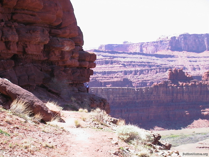 22_Bryan_walks_the_canyon_edge.jpg