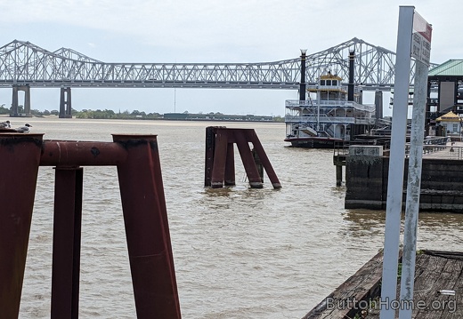 Bridge and paddlewheel over the Mississippi