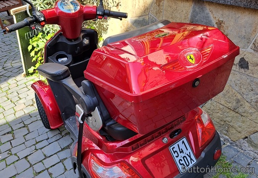 "Ferrari" 3-wheel scooter