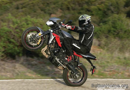 146-1305-06-o naked-bike-comparison triumph-street-triple-R